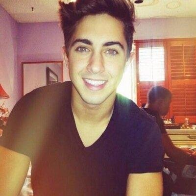 Roman_vza's profile picture. Creo en todo lo que mi corazón es capaz de sentir, mi esencia capaz de seguir, mi orgullo capaz de respetar y mi voz capaz de decir. ✖️NO tengo…