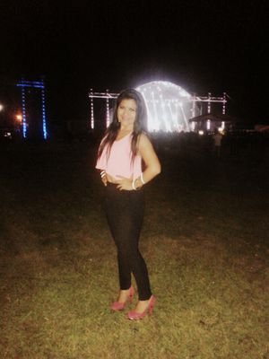 sencilla, sociable,me encanta el relajo... amo bailar,soy mstra de artistica, de jazz y amante del chocolate