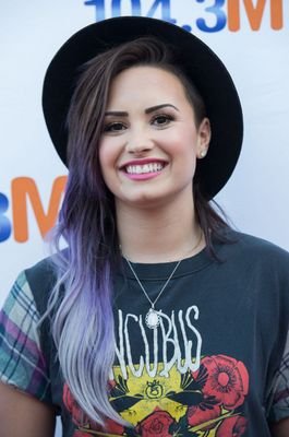 Del 99. Lovatic. @ddlovato Ella, su sonrisa el motivo de la mia, caminando, stay strong, Demetria Devonne Lovato.