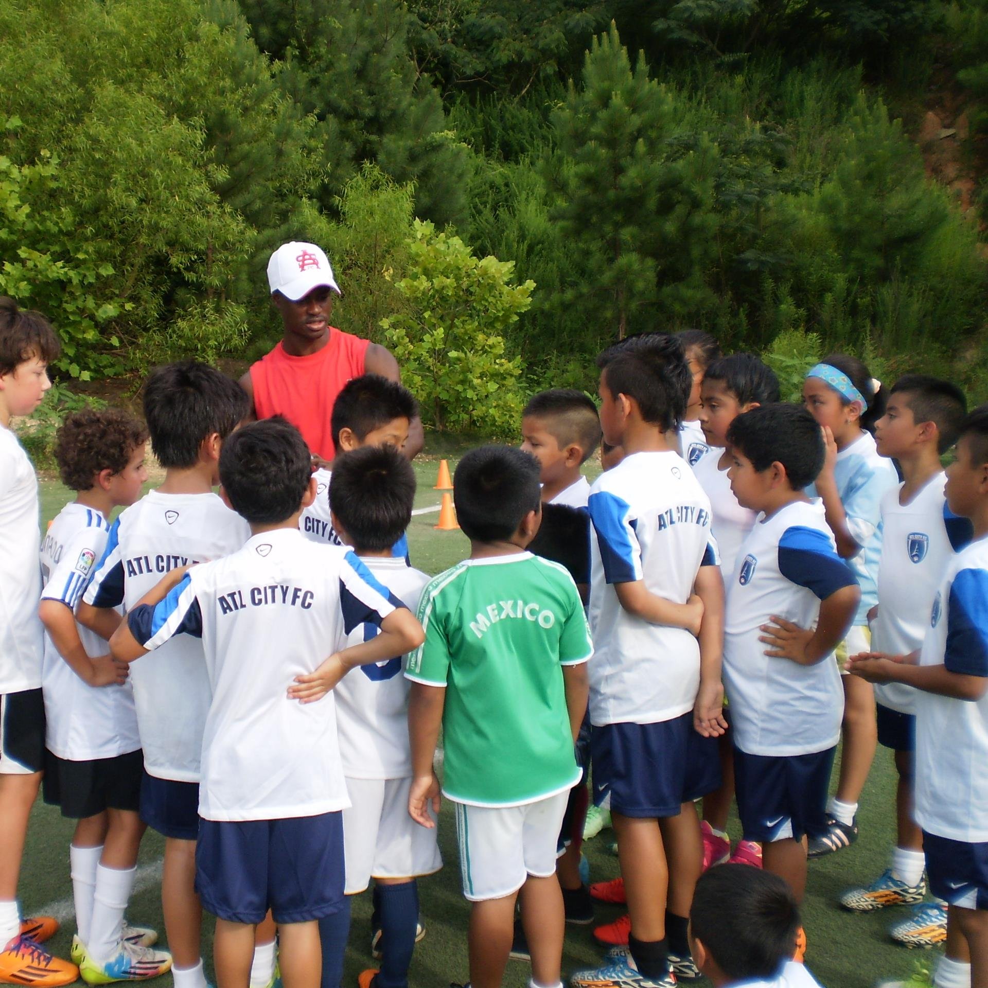 somos un club de futbol,para niños de todas las edades,estamos ubicados en silverbacks park