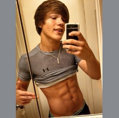 folow @BizzleSecond, its a second account of justin bieber.Christian, 16 ans cherche meuf.english and french