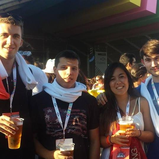 estudiante de medicina/ si te limitas a esperar, no esperes que pase nada / antes muerto que vivir arrodillado / la tristeza es un etapa, la felicidad la meta
