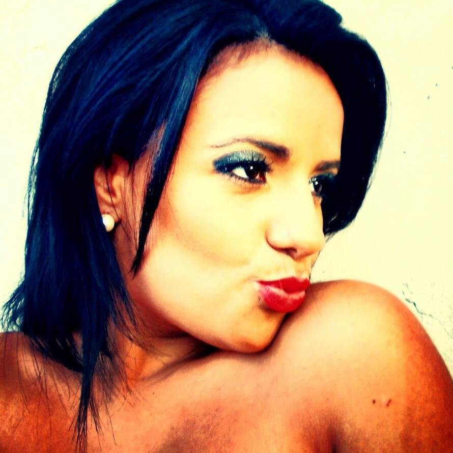 Sagitariana. 
A verdadeira beleza não esta no rosto onde muitos procuram, mas sim no coração onde poucos encontram.