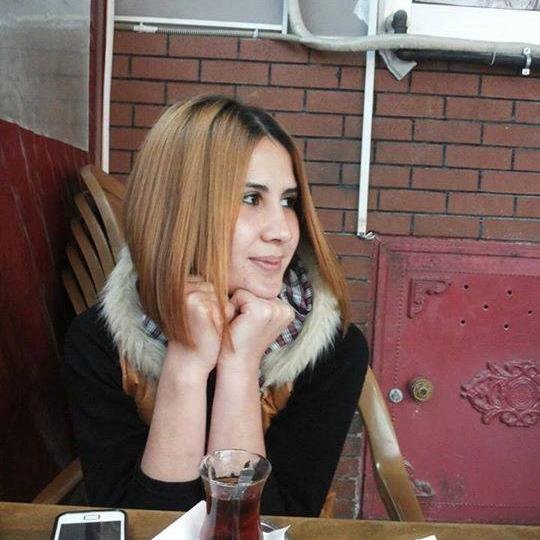 O her şeyi kendi yanından görür.