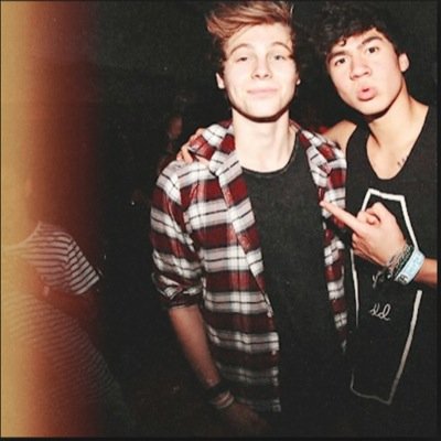 5 seconds of summer + pineapples = ❤️