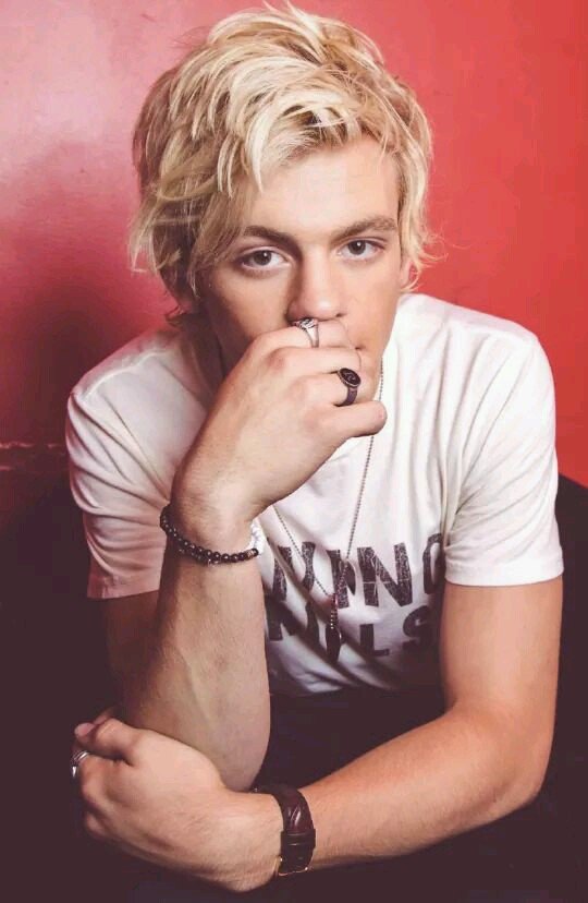 Account dedicato a Ross Lynch seguimi :)