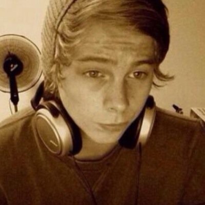 dance like nobody's watching ♥♥ i really love 5 sos and one direction :D btw sorry for my english i usualy speak french ;) Vive le Québec !! ;P