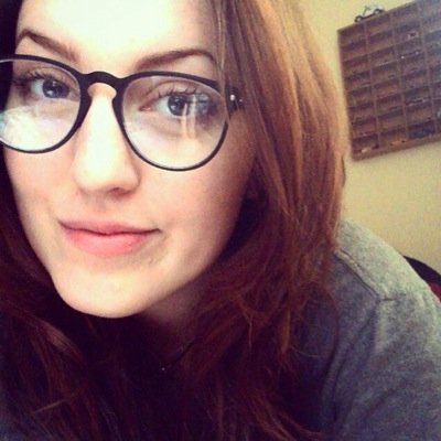 24, Psicologa, extrovertida, adicta al cafe y a los besos intensos, viviendo el dia a dia en el caos de la ciudad.