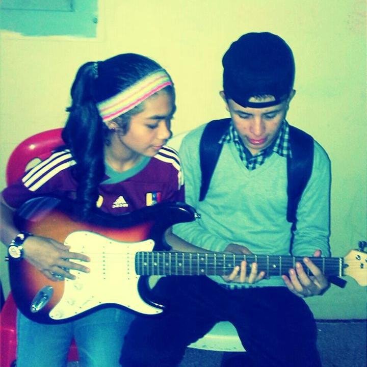 Musico e estudiente♥ me gusta compartir mis conocimiento y asi contribuir el desarrollo de mi amada Venezuela.♥