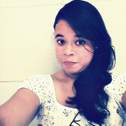 α meninα do sorriso sincero; dα risαdα esquisitαα; dos sonhos impossiveis; dα esperαnçα interminαvel; dα insegurαnçα constαnte; dos αmigos peerfeitos