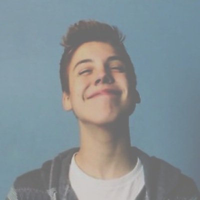 Dont follow this account; Follow @wutreynolds because she gave you this free follow. Thanksss c:
