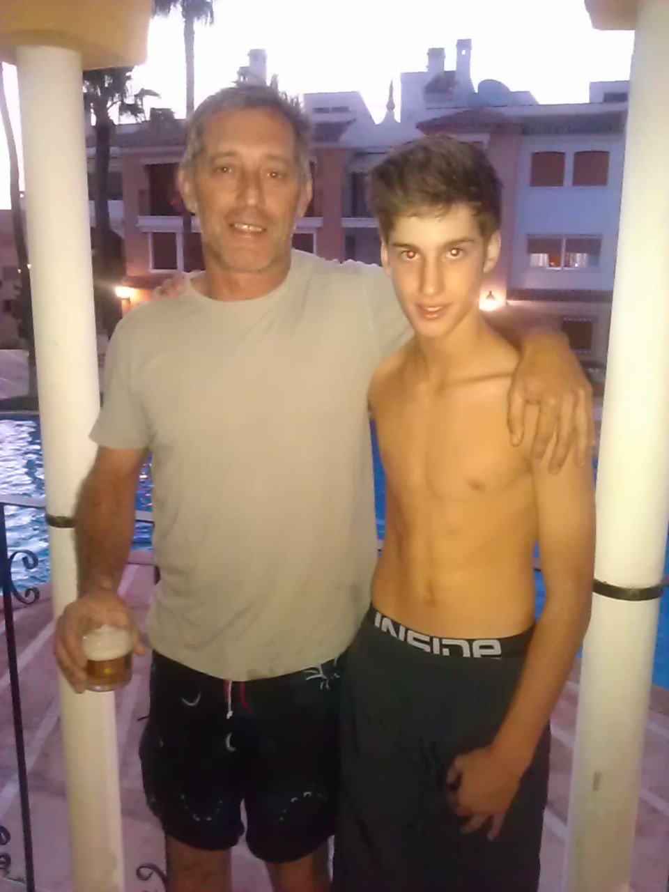 ama,llora,sonrie,pero nunca dejes de hacer lo que crees que puede :)
