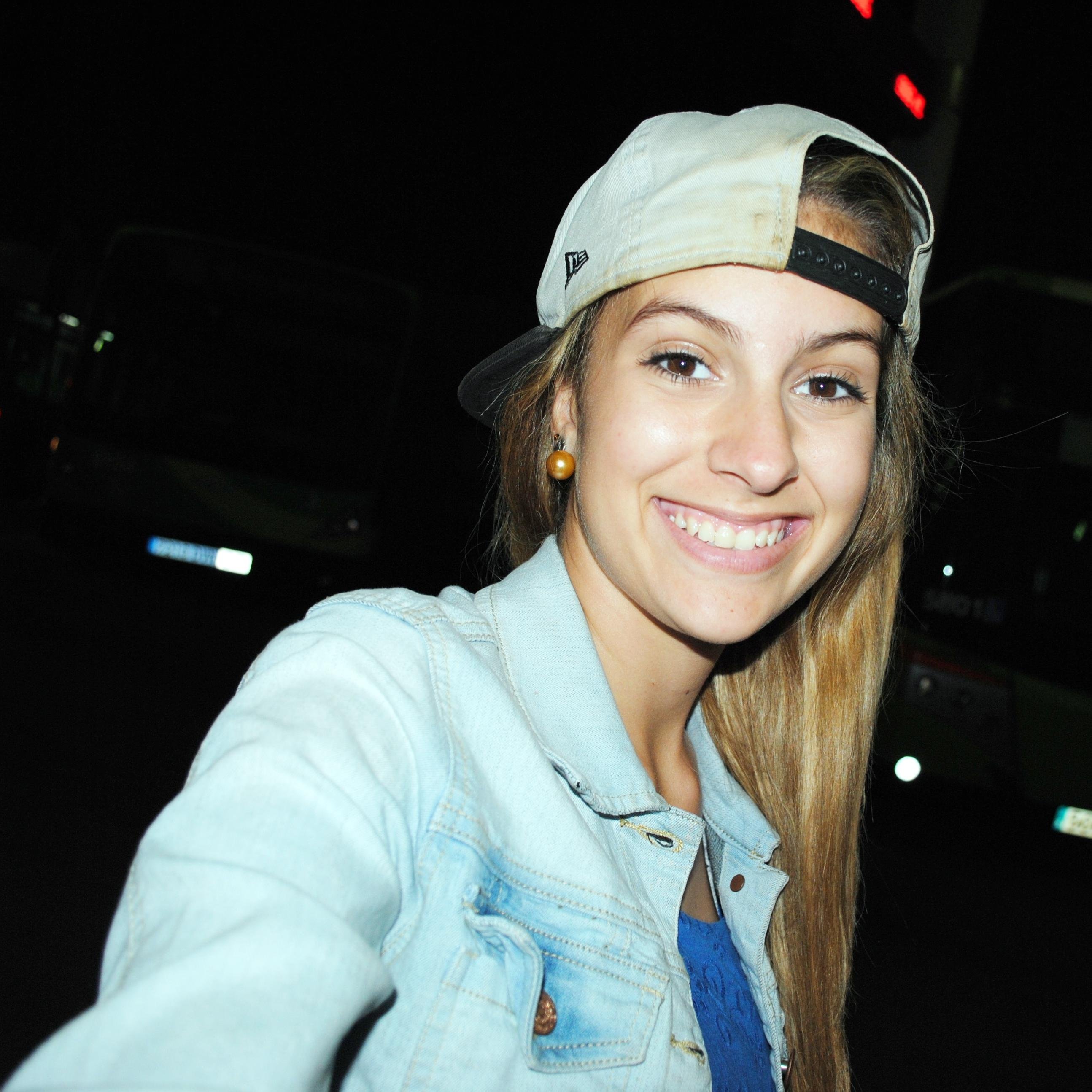 MeritxiG's profile picture. Que el mundo se agarre bien fuerte porque aquí estoy yo. Soñadora compulsiva y amante de la vida. Mi mejor descripción es una sonrisa y disfruto teniéndola.