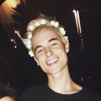 HEY FOLLOW @Irishlawlorffs AND RT THE TWEET IN THE LINK FOR A DM TO KIAN LAWLEY!!