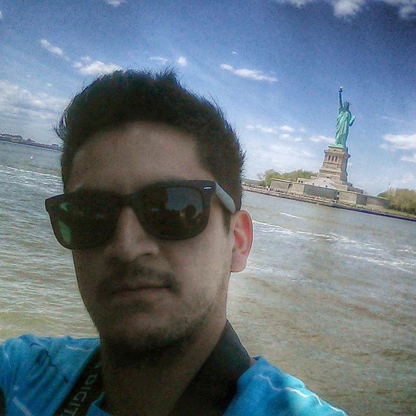 Me gano la vida haciendo que Internet sea fácil de usar y entender. Real Programmer. Por aqui no hablo mucho de mi pega. Bullanguero, Romantico Viajero.
