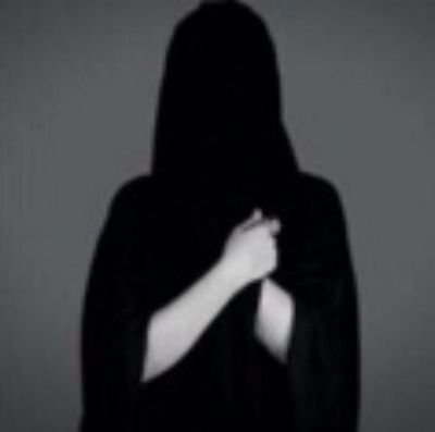 لست متكبره ولا مغروره لكن لا احب اظهر مفاتني ،