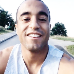 É difícil expressar o que sentimentos em palavras, mas quando eu escrevo pra ele, eu escrevo sorrindo.@LucasnaRede_