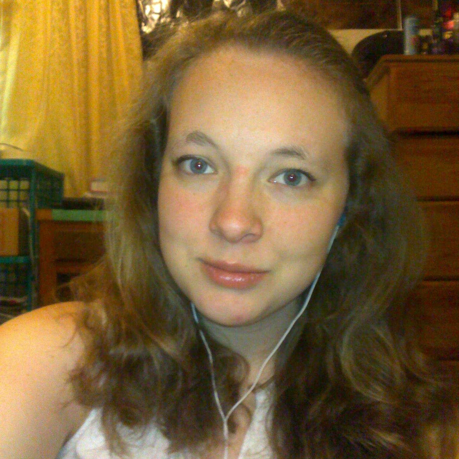 Hello there! I am 20 year old college student in a LDR! Im smart and sweet :)