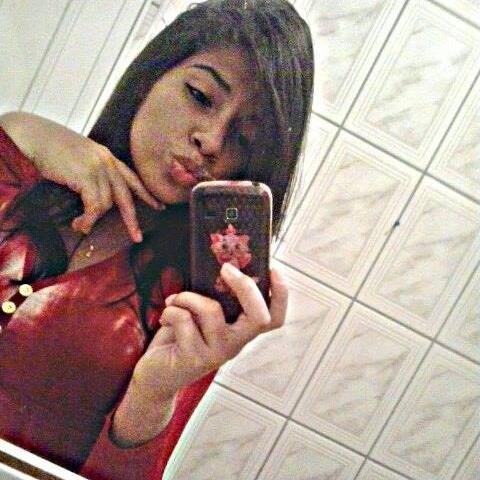 Sempre tem vários pra te criticar, te humilhar, mas relaxa.... O mundo dá voltas, e quem hoje te critica, amanhã se cala com seu sucesso... *-*