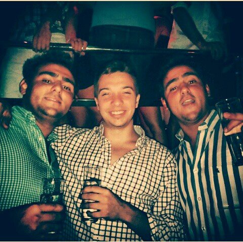 AlvaroOrtg's profile picture. La camisa por dentro y la sonrisa por fuera. En la radio los Delinqüentes. El wiscky sin hielo y las mujeres con melena.