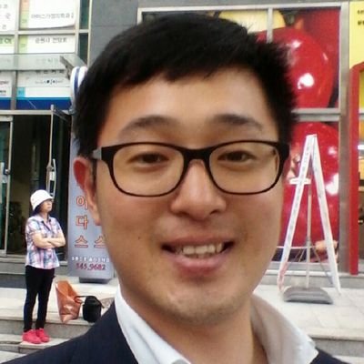 1981년생. 소프트웨어를 판매하는 영업 대표로 주변의 사람들에게 친절과 관대함으로 항상 친하게 지내고 싶어하는 평범남. 영화와 음악을 좋아하고, 인문학과 기독교에 대한 관심을 갖고 있고 꾸준함과 창의적인 생각을 존중하며, 특히 플레이스테이션의 위닝일레븐 게임을 즐기는 것을 좋아함.