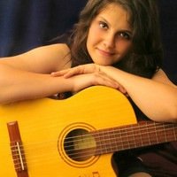 Toco la guitarra y tambien compongo mis propias canciones pero me inspiro mas contemplando el anochecer