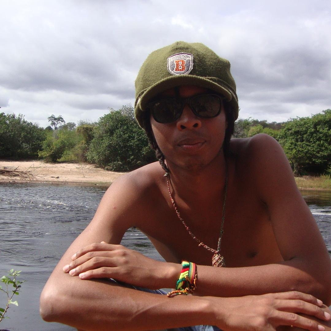Não posso me definir pois nunca sou ,  mudo a medida que a vida passa.