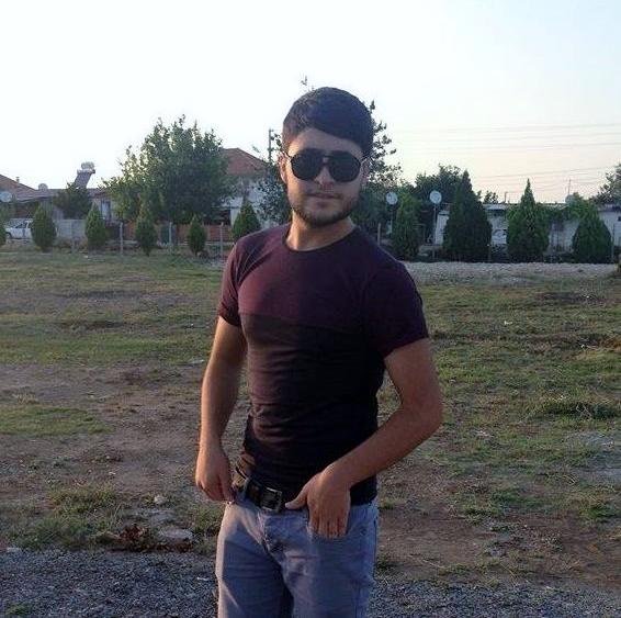 Karanlık çökünce mutlu olan insanlarız.. Varoş mahalle aralarında öğrendik bizler herşeyi.