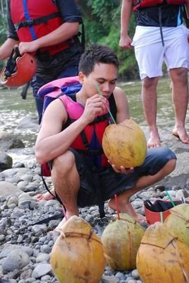 kau bisa bilang begitu,karena tak tahu siapa aku