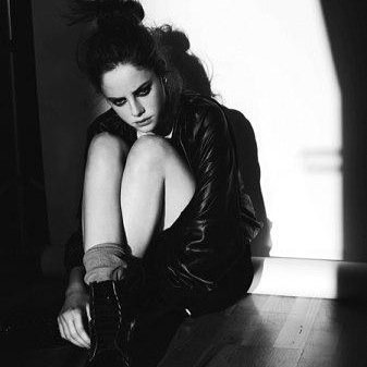 she took each pill to escape what her life had become until she became numb
•drugs•depression•selfharm•anything to escape•
skins is my life