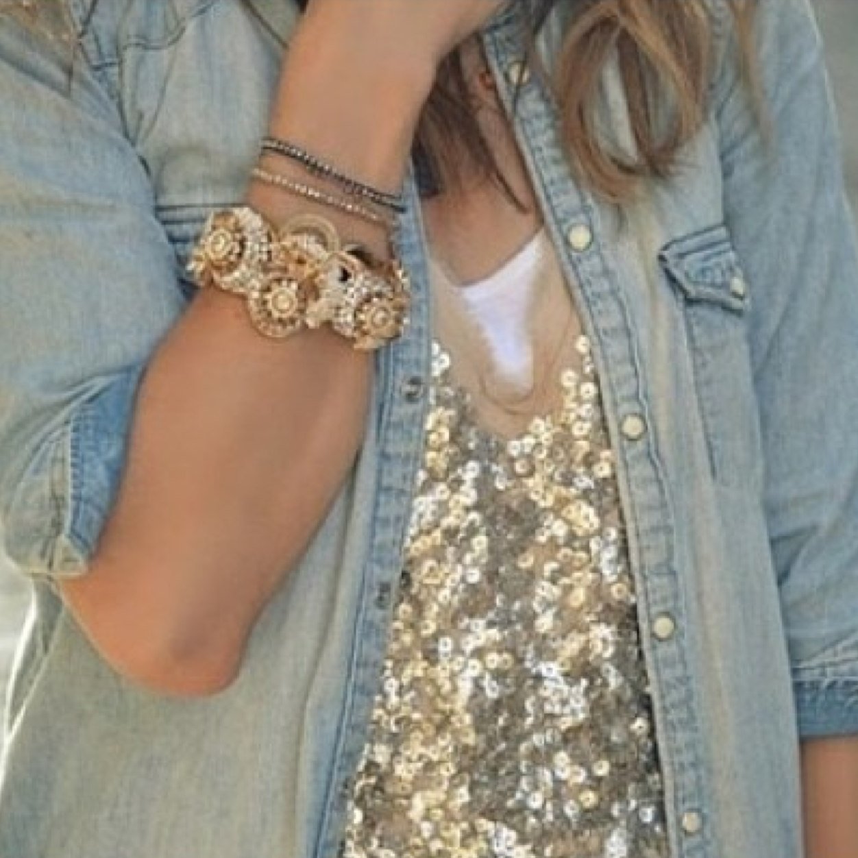 I'm a simple person who hides a thousand feelings behind the happiest smile