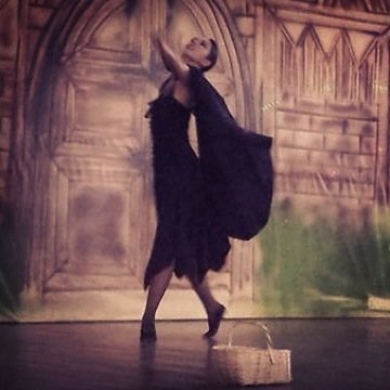 Comunicadora social, Opositora,  prof de ballet clasico, amanate de los niños,del baile,del deporte, mi corazon vinotinto y parte de mi sangre cafetera