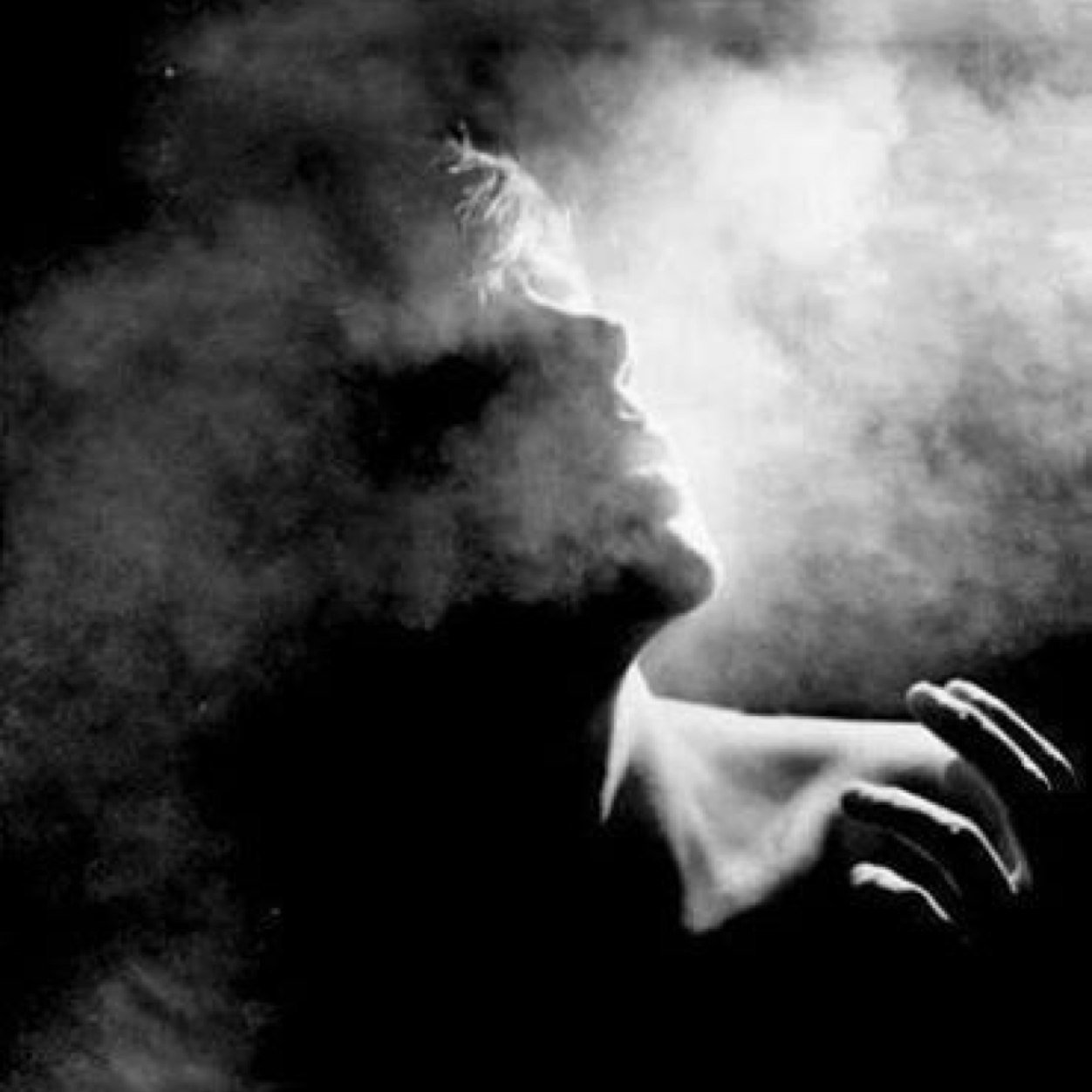 -‎ تعبت اكتب عشان أنسان وعدني مايغيب وغاب وأنا كل همّي بس أعرف بعد فرقاي / شخباره ؟