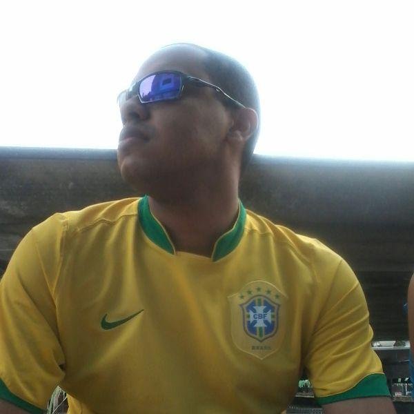 O caminho da felicidade ainda existe, é uma trilha estreita em meia selva triste !