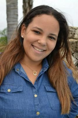 Amo viver,mesmo com todas as peças q a vida me prega descobri q o sentimento mais triste do mundo é a saudade,Sou bagunceira, desastrada, vivo caindo por aí.
