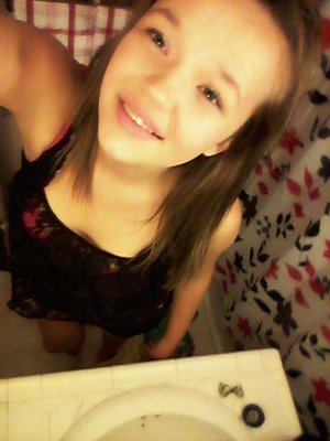 im 17. young wild and free i dream big , i almost never give up and thts me :)