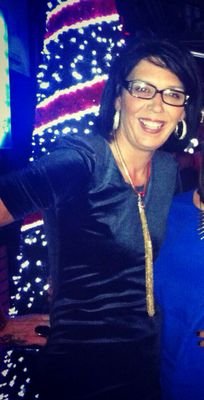 love every day, time is presious,
be happy,an smile :)
love my life an every1 in it xxx