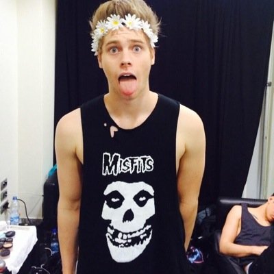 Please follow @hemmorickian bc she gave you a free follow cx