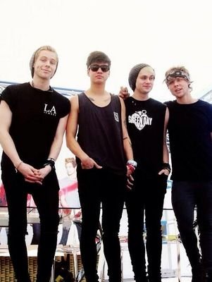 hey its @cakemixluke and i want you to know that i love you and so does your fav! stay strong (: