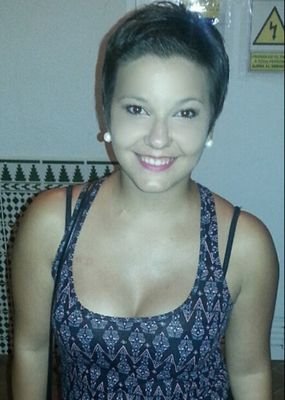 Con una sonrisa permanente, aun que la vida me intente hacer llorar. Colecciono recuerdos. De lágrima y risa fácil. Enamorada de sus ojos.