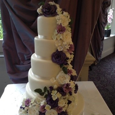 Designer Wedding Cakes, we offer a high level of service and customer care, we are committed to excellence, ensuring attention to detail.