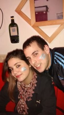 27 años. Marplatense. Enfermo de Alvarado. Amante de los afectos y la musica. Laburante en Garbarino. Enamorado de mi familia