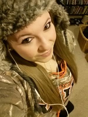 Hi im Chelsea, 21yrs old Saint Paul MN Born an raised :) i love Hockey Football my Boyfriend family and friends((:& @machinegunkelly #LACEUP