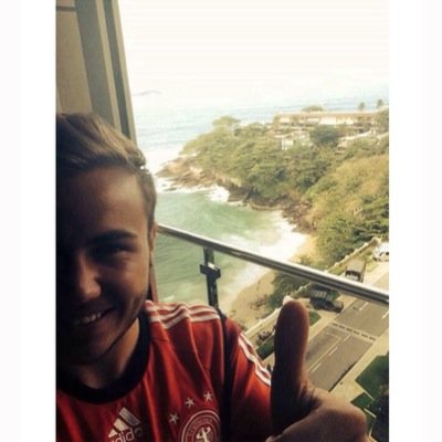 “l'amore è questo. l'amore sei tu che mi fai male ed io che ti amo lo stesso.”
