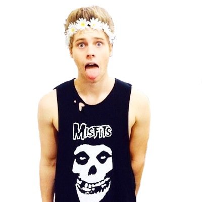 One direction, 5SOS, Emblem3 and Janoskians ~ #drunkliam #cake #wemissyoudrew xx