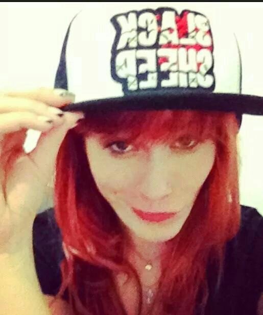 Tudo começou com o cabelo vermelho puro encanto e agora como tirá do coração!!@moveover_rock Faço parte dos fcs Nação Up The Movers & Mover's Club !!