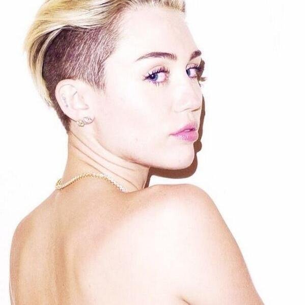 23. Odiando a la sociedad. Una puta borde. En el mundo genial de las chirlas que comes. Smilerz.   Afrius.