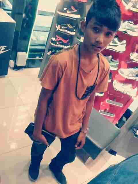 Muhammad Firdaus / 16 / smk JLN3
 stay in sg ramal dalam
 lai-lai FLY ... XD