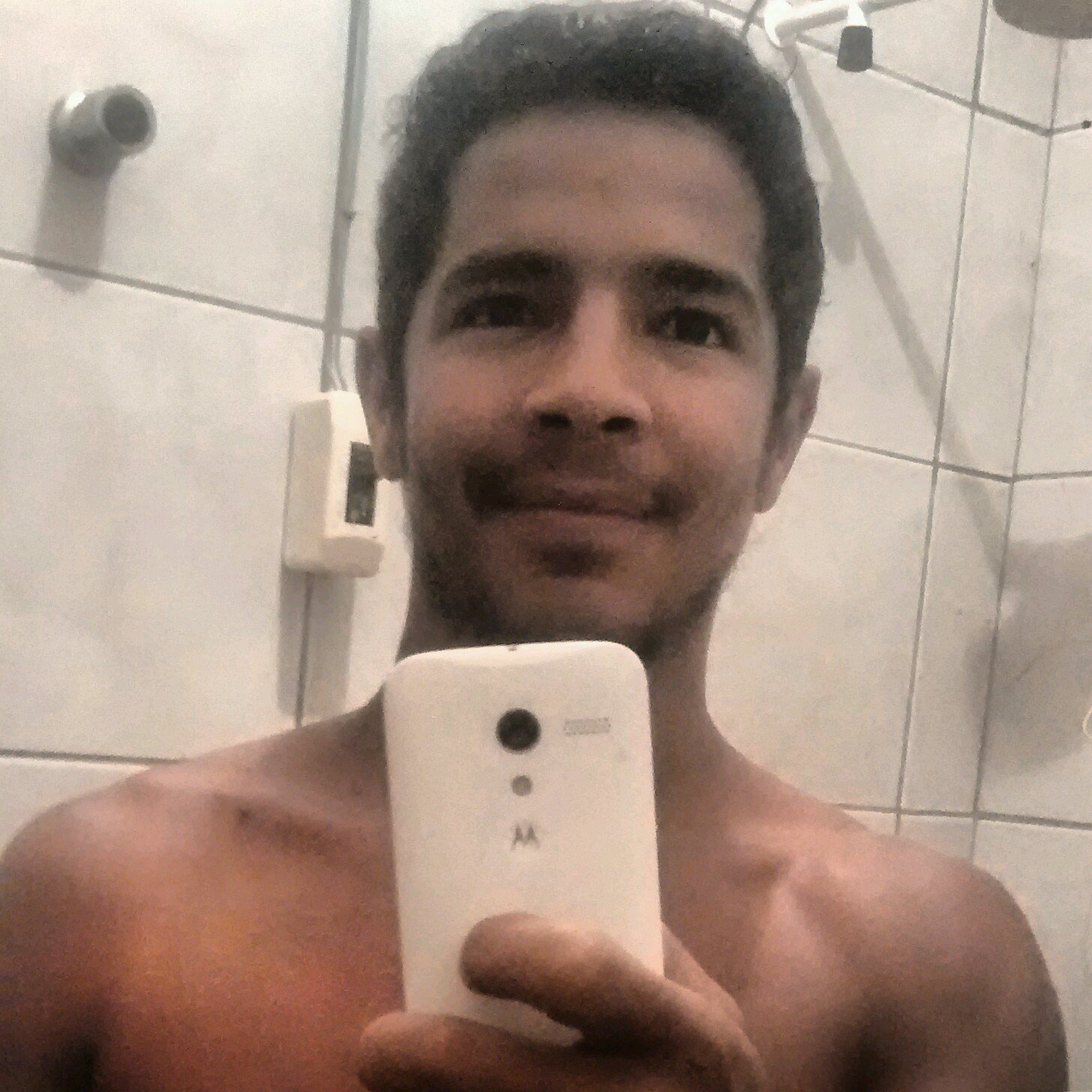 Não acho que seja importante falar de mim, pois as pessoas são aquilo que pensam: legais, chatas, ranzinzas.... ou seja, você é que construirá a sua imagem.