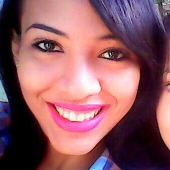 Amiga, verdadeira, sincera, determinada, sonhadora, persistente, insistente, divertida, brincalhona, parceira, comunicativa, radical, imponente, solidária...